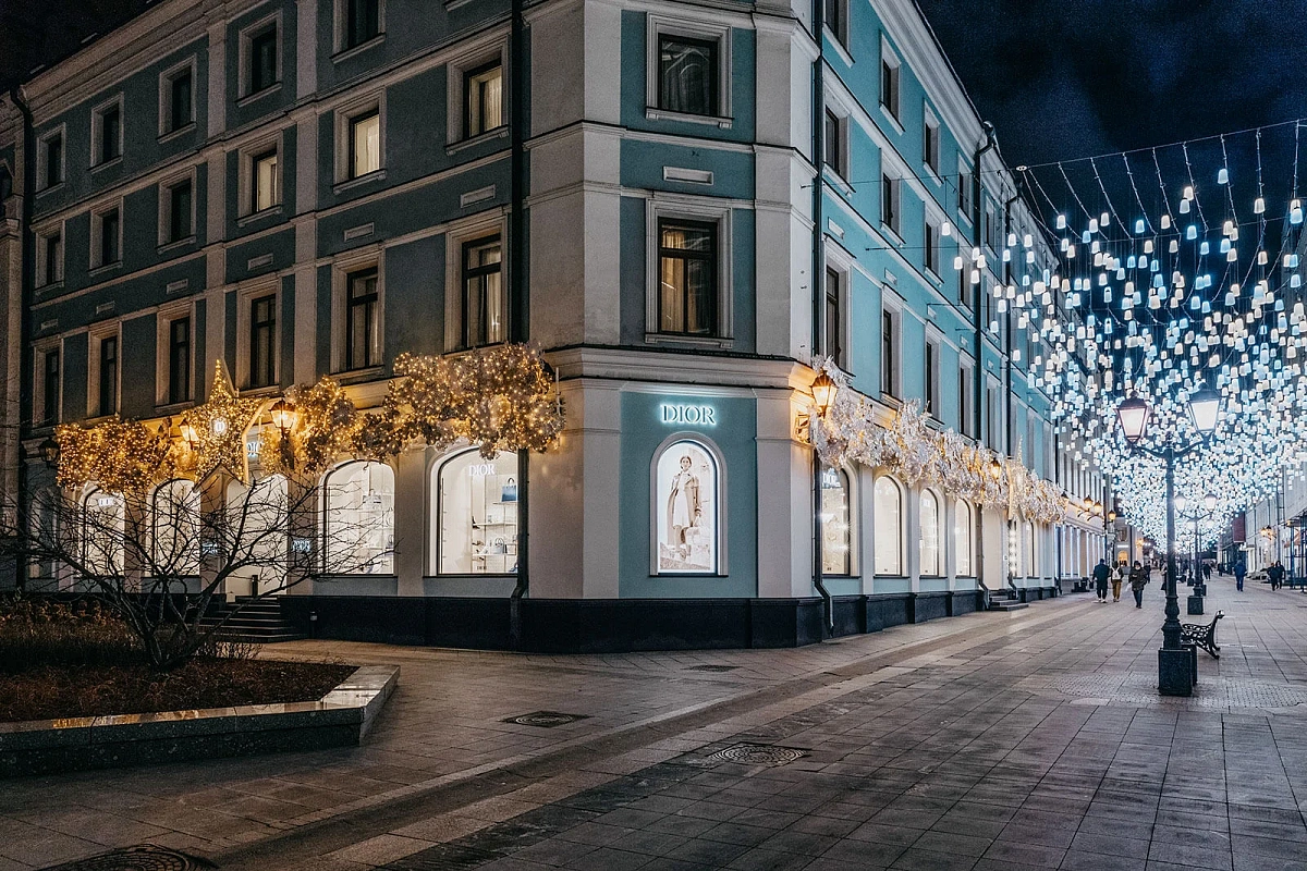 Оформление витрин Dior Christmas 2021