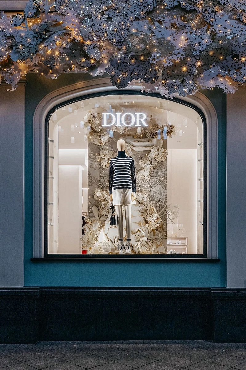 Оформление витрин Dior Christmas 2021